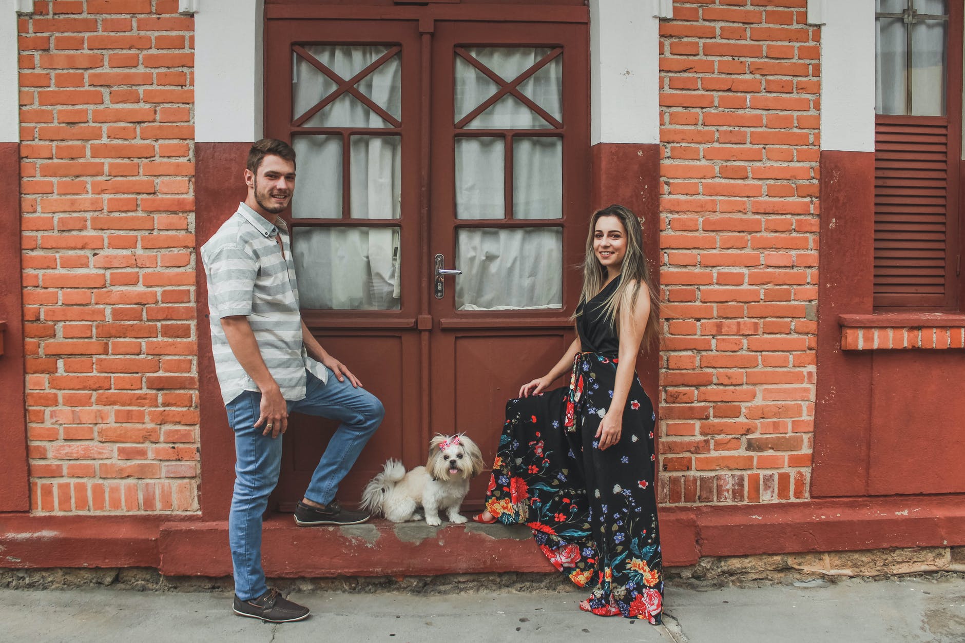 How to write a pet resume (for renting or living in apartments with pets) 2 white dog between smiling man and woman